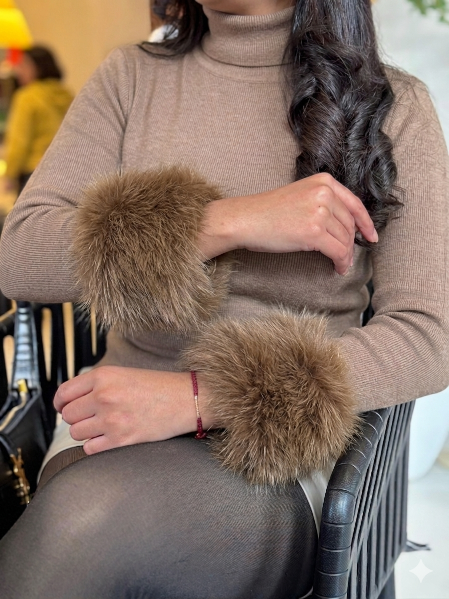 Pull Col Roulé Chic – Détails Fourrure Élégants