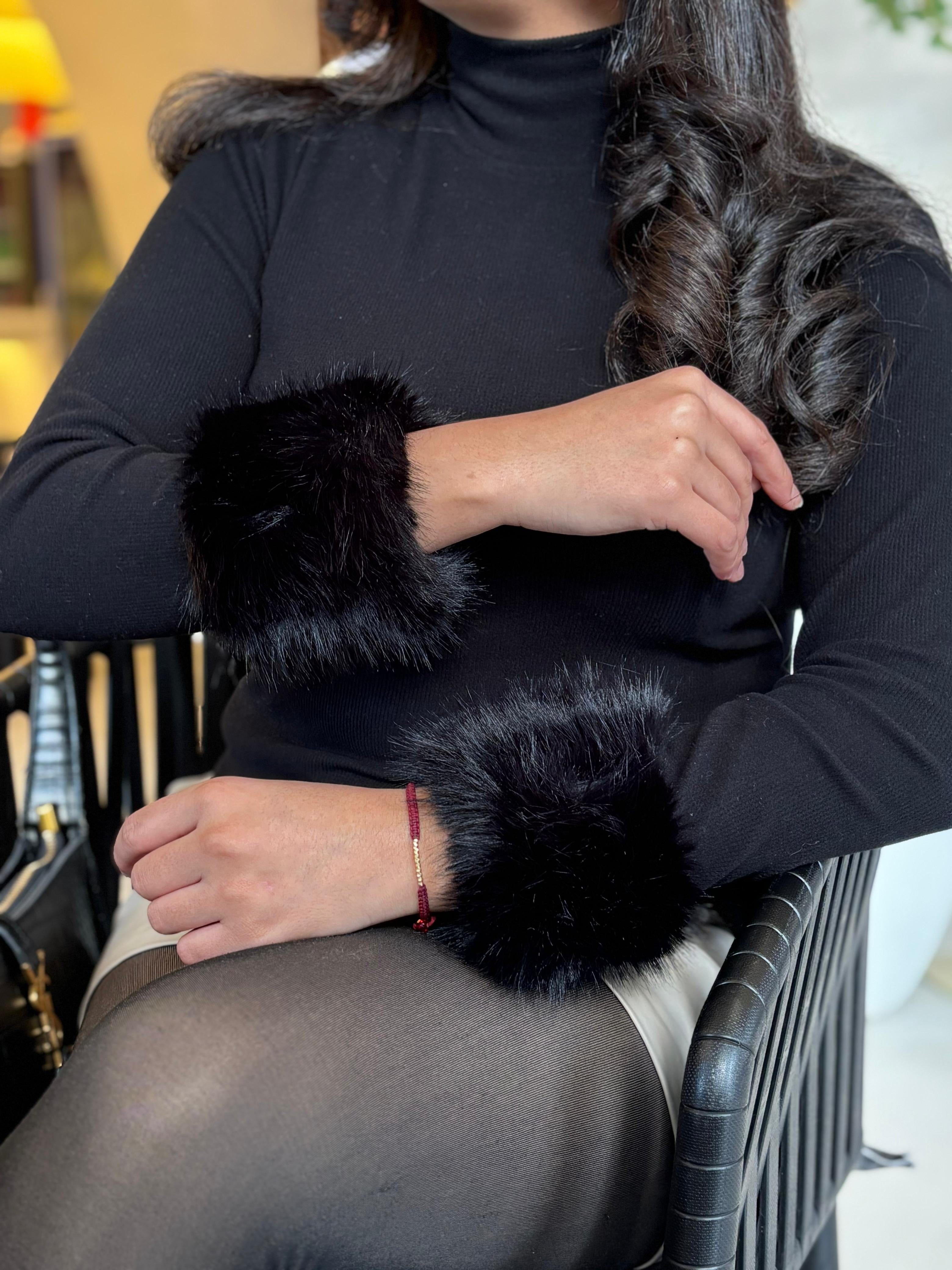 Pull Col Roulé Chic – Détails Fourrure Élégants